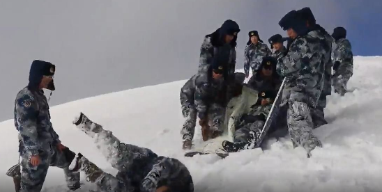 大雪封山，他们冲突冰雪阻隔，为患病战友开辟特殊“生命通道”！