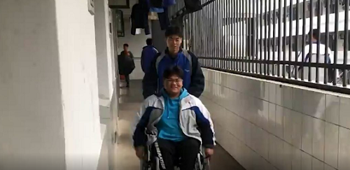 男生照顾瘫痪同学10年共战高考：一句承诺，从小学一直到高三