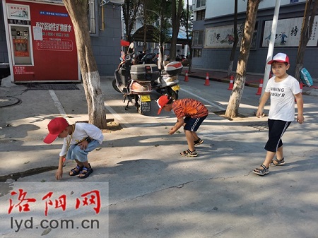 洛龙区龙富社区：青少年文明创建志愿服务队“全员上岗”