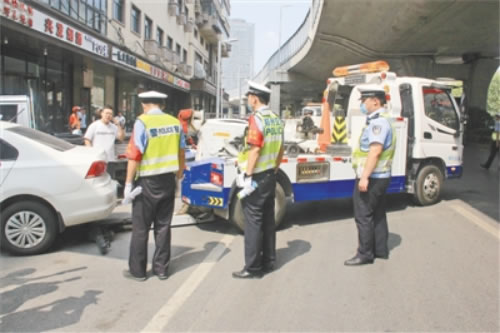 郑州交警三支队开展机动车违法停放专项治理行动