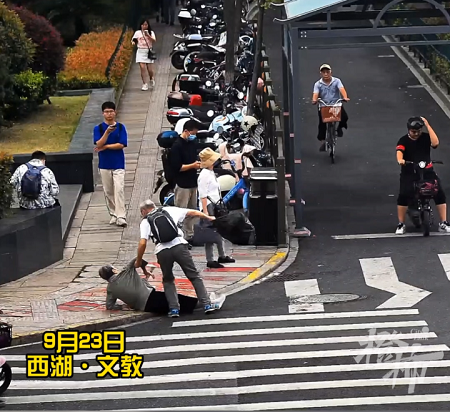 杭州街头老人突然晕倒，交警飞奔而来！还有外卖小哥、路人……监控拍下的这一幕很感人