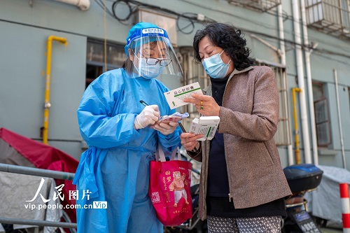 上海：社区志愿者为居民代配药