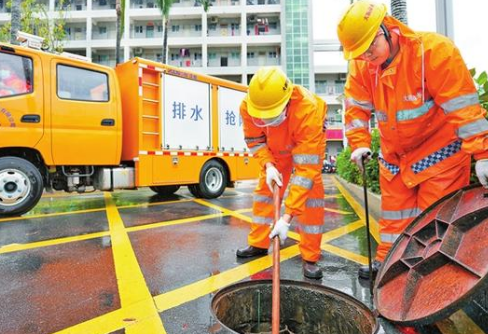 致敬！暴雨中的守护者