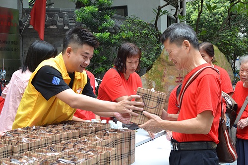 广东佛山开展关爱老人志愿活动 弘扬助老爱老良好风气